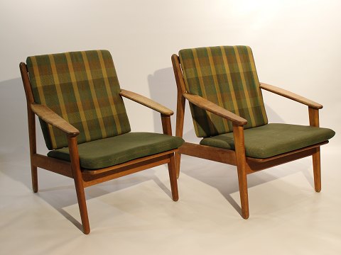 A pair of easy chairs in oak and upholstered with green fabric, model J55, by 
Poul M. Volther for FDB, 1961.
5000m2 showroom.
