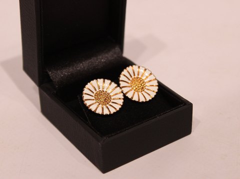 A pair of Daisy earclips of gilded 925 sterling silver and enamel, stamped BH by 
Bernhard Hertz.
5000m2 showroom.