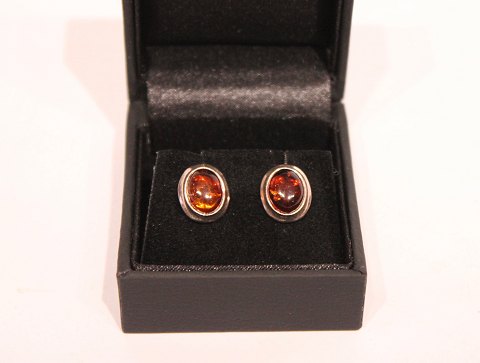 A pair of ear studs of silver and amber.
5000m2 showroom.