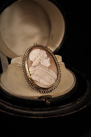 Old 1800 century kamé pendant with portrait of Catholic priest carved in 
Konkylie and embossed in silver.