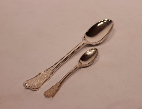 Dinner spoon and teaspoon in the pattern Rosenborg by A. Michelsen and of 
hallmarked silver.
5000m2 showroom.