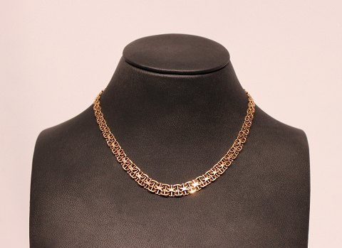 x/with stick necklace in graduation of 8 ct. gold.
5000m2 showroom.