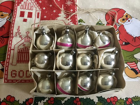 Christmas Balls
Silver / Silver with pink
12 pcs
* 300kr