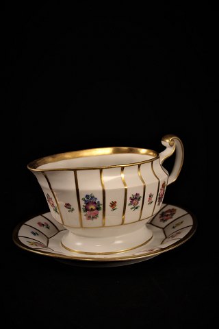 Sauce jug on dish in "Henriette" by Royal Copenhagen.
Year 1850-70.