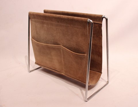 Newspaper rack in light suede and metal by Verner Panton.
5000m2 showroom.