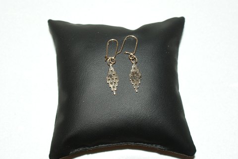 Brick Earrings in 14k gold (hanger) 7 rk
Stamp: BNH 585
Height 3.7 cm
Wide 0.6 cm