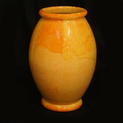 Svend Hammershøi for Kähler: kolossal vase i 
uranglasur. Signeret. H: 56cm