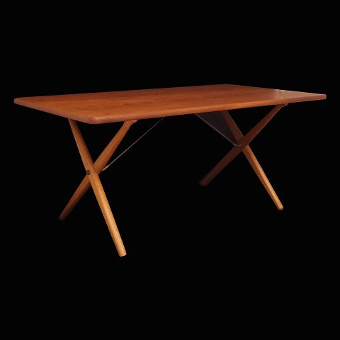 Hans J. Wegner: Tisch mit Platte aus Teak und 
Untergestell in Eiche. H: 72cm. Platte: 159x85cm