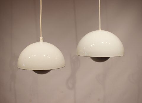 A pair of Flowerpot, model VP1, pendants in white designed by Verner Panton in 
1968 and manufactured in the 1970s.
5000m2 showroom.