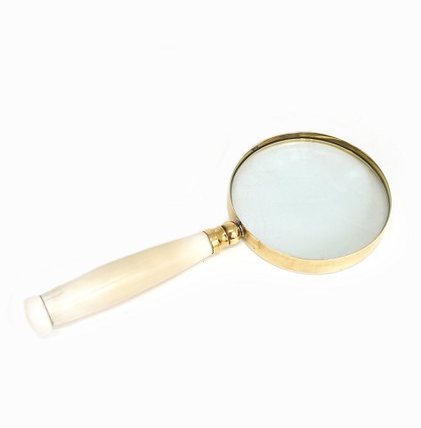 A large magnifying glass. Made circa 1900. L: 24cm