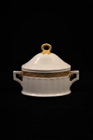 Sugar bowl in Gold Fan from Royal Copenhagen.
H: 10,5cm. 
L: 13cm.