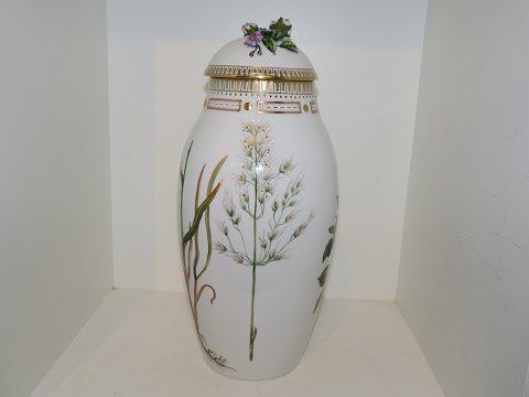 Flora DanicaLarge lidded vase