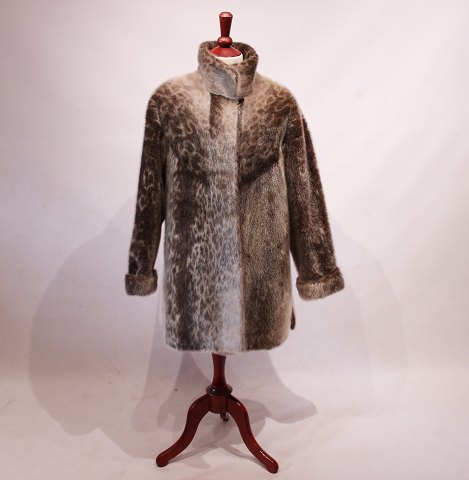 Seal fur coat by Levinsky and marked "The Royal Greenland Trade Denmark".
5000m2 showroom.