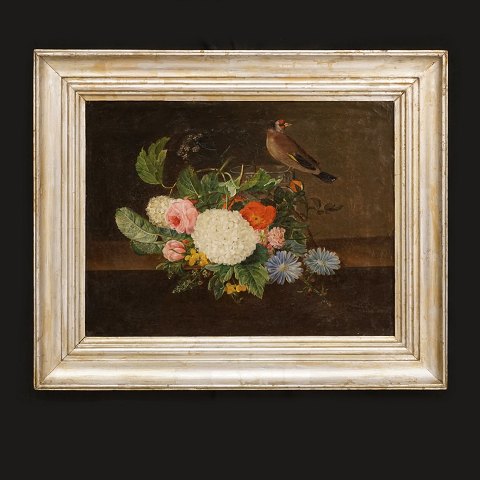 Blumengemälde mit Blumenstrauss auf einem Tisch 
vor vase mit Vogel. Dänemark um 1830. Lichtmasse: 
27x36cm. Mit Rahmen: 39x48cm