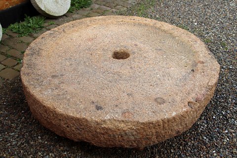 Granitmøllesten fra 1800-tallet. Diameter 175 cm.