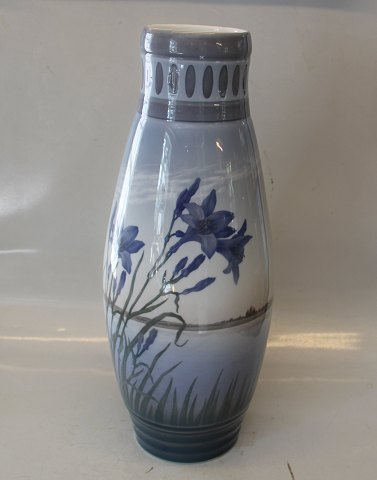 Kongelig Dansk 354 Kgl Vase 42 cm Blå Iris ved vandkanten Signeret i Monogram 
AM? 1908