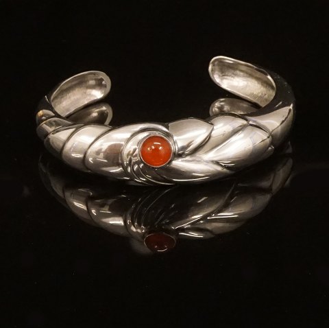 Ole Kortzau for Georg Jensen: Bracelet, 
sterlingsilver. #360. Size inside: 5,7cm. W: 42gr