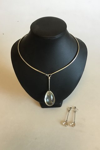 Georg Jensen Sterling Sølv Sæt bestående af halsring No 114 med vedhæng af Rutil 
Quartz No 131og tilhørende ørenringe med skruelås. Designet af Vivianna Torun 
Bülow-Hübe