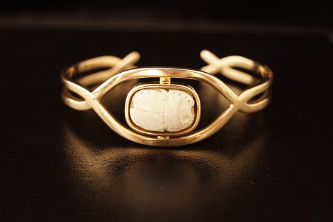 Hans Krüger; arm band in 14k gold with carved scarebille beetle