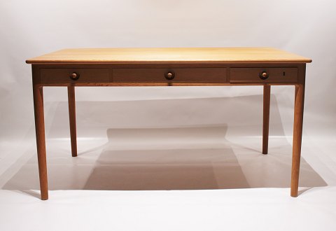 Desk, model PP305, in soap treated oak by Hans J. Wegner and PP Furniture, 
1960s.
5000m2 showroom.