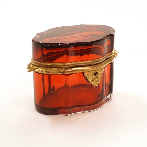 An oval sugar box, glass. France circa 1850. H: 
9,5cm. L: 15cm