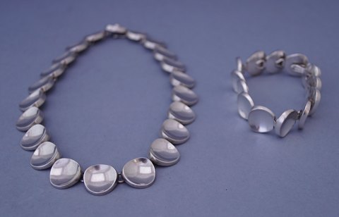 Bent Knudsen; jewellery set in sterling silver with strong rounded trinangulars