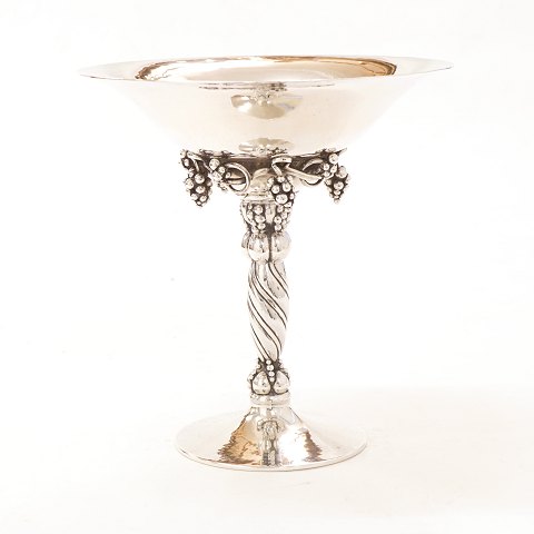 Georg Jensen Traubenschale, Stelilngsilber. #263B. 
H: 19cm. D: 18,4gr. G: 577gr