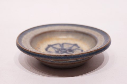 Small ceramic bowl in dark grey and blue colors from the 1960s by Michael 
Andersen & Son.
5000m2 showroom.