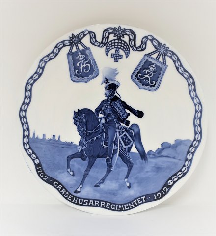 Royal Copenhagen. Mindeplatte #135. Gardehusar platte. 150 års jubilæumsplatte. 
1912. Diameter 24 cm.