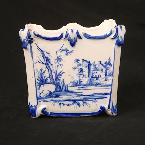 A blue decorated 18th century flowerpot. 
Stockelsdorf, Germany, circa 1775. H. 14cm. W: 
16,5cm