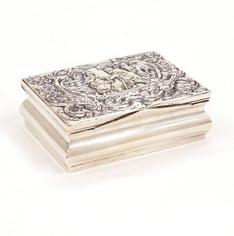 Johan Adolf Müller, Haderslev, Denmark, 1789-1850: 
A silver snuff box dated 1798. H: 2,5cm. L: 7cm. 
W: 101gr