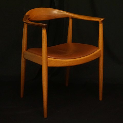 Hans J. Wegner: The Chair i mahogni, PP 503, med 
rødt lædersæde. Fremstillet hos PP Møbler