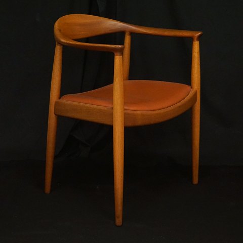 Hans J. Wegner: The Chair i mahogni, PP 503, med 
rødt lædersæde. Fremstillet hos PP Møbler