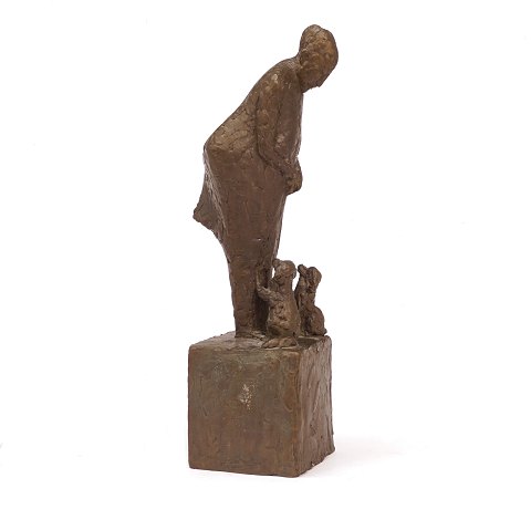 Hanne Varming, Dänemark, geb. 1939: 
Bronzeskulptur, Frau mit zwei Hunden. Signiert. H: 
47cm