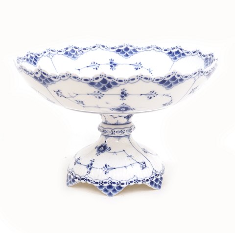 Royal Copenhagen: Cake plate blue fluted half 
lace.
#1/634.
H: 17cm. D: 22cm