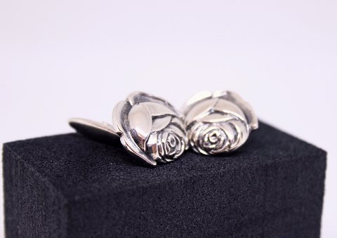 A set of cuflinks of 830 silver and shaped as roses.
5000m2 showroom.