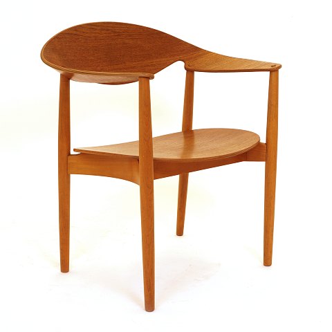 Ejnar Larsen & Aksel Bender Madsen: "Metropolitan 
Chair" i teak.
Design fra 1949.
Produceret i 1950erne af Fritz Hansen og med 
mærke herfra.
Under sæde original label med betegnelen "4201 
teak"