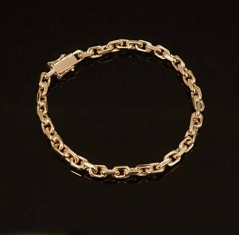 Hermann Siersbøl, Denmark: A 8kt gold anchor 
bracelet. L: 19,5cm. W: 14,5gr