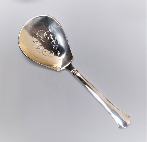 Hans Hansen. Silver cutlery (830). Arvesölv no.5. Cake server w / pattern. 
Length 21.5 cm.