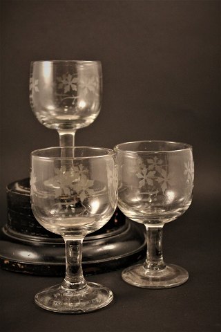 5 pieces. old French mouth-blown wine glass with cut wine leaves.
H:12cm.