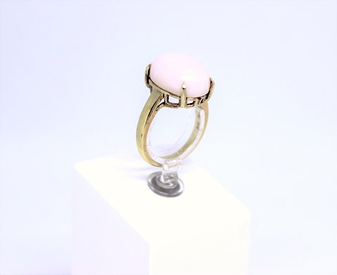 Gilded ring of 925 sterling silver decorated with large pale pink stone and 
stamped Krzi.
5000m2 showroom.