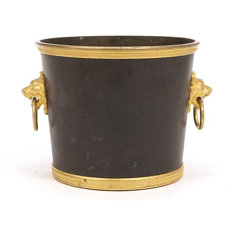 A fire gilt bronze mounted champagne cooler. 
Russia circa 1880. H: 15cm. D: 18cm