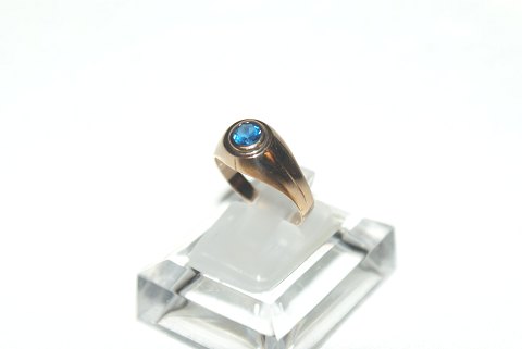 Elegant Gold ring with blue stone in 14 carat gold