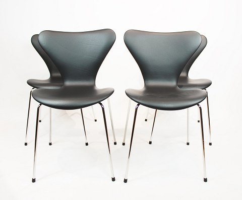 Et sæt af 4 Syver Stole - Model 3107 - Sort Klassisk Læder - Arne Jacobsen - 
Fritz Hansen