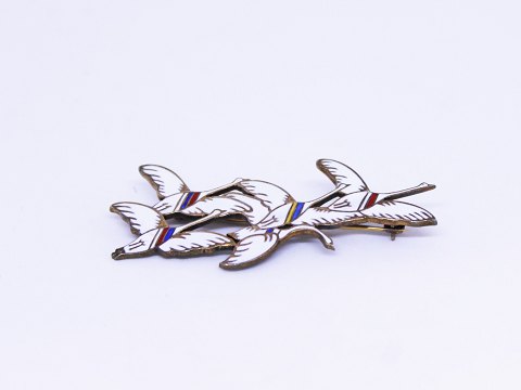 Brooch "The five swans from the North" of 925 sterling silver and white enamel 
by Erik Magnussen.
5000m2 showroom.

