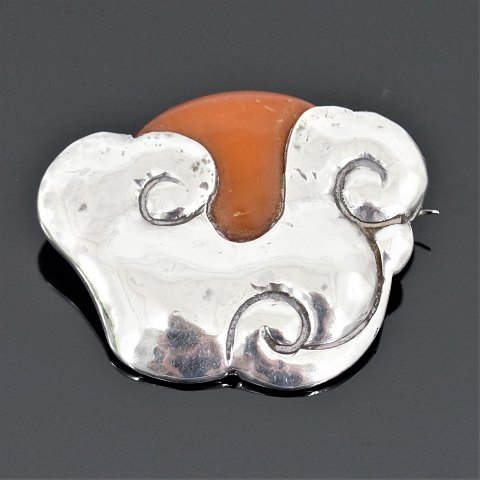 Holger Kyster, Thorvald Bindelsbøll; A jugend brooch of silver set with amber