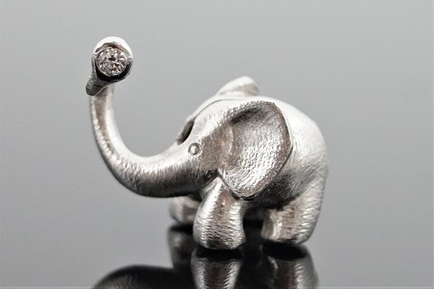 Ole Lynggaard; Clasp, like an elephant, of 18k white gold with a diamond