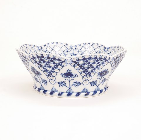 Royal Copenhagen: A large blue fluted full lace 
bowl 1061. H: 9cm. D: 23cm