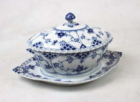 Royal Copenhagen blue fluted lace sauce-boat and saucer, no.: 1/1106.
5000m2 showroom.
