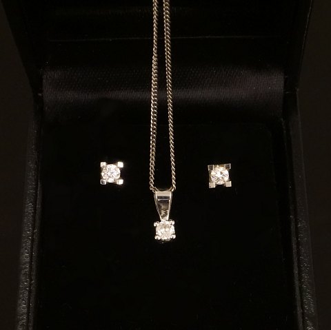 Hänger und ein Paar Ohrringe in 14kt Weissgold. 
Ca. 0,3ct insgesamt. Halskette: 42cm